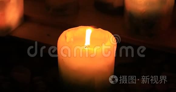 晚上燃点浪漫的蜡烛视频