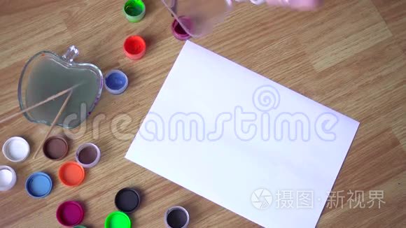 女孩用鲜艳的颜色在纸上画画笔视频