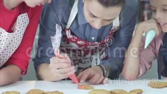 女人用糕点包装饰圣诞姜饼饼干视频