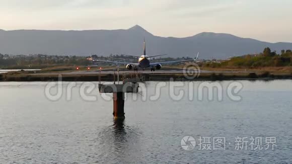 希腊科孚岛机场起飞的现代客机