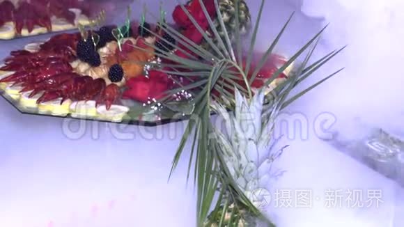 托盘上摆着小龙虾和海鲜视频