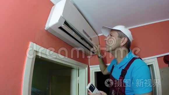 工程师修理空调