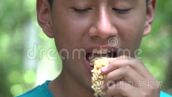 吃格兰诺拉小吃的少年男孩视频