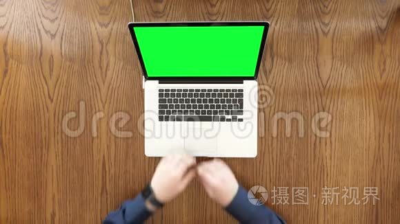 商人用绿色屏幕显示在电脑上打字