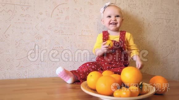 带橘子和橘子的孩子