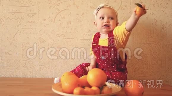 带橘子和橘子的孩子视频