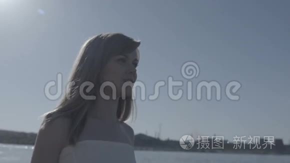 女人走在小镇后面的海岸线上视频