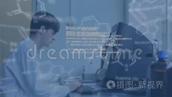 两位科学家在电脑上谈论前景中的数据