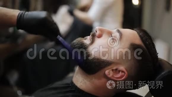 理发师用修剪器剃了客户的胡须视频