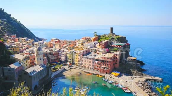 从上面可以看到维纳斯扎的美丽景色。 意大利Cinque Terre国家公园五个著名的彩色村庄之一.. 黄色