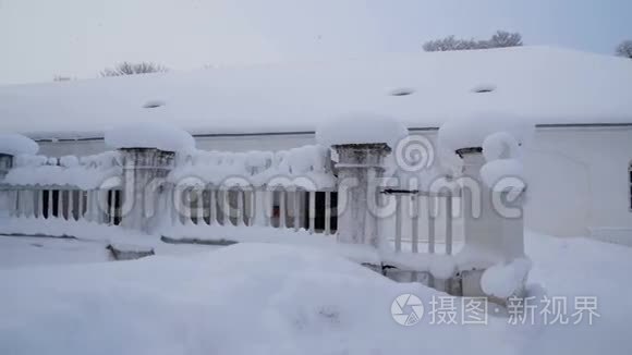 大厦的门上正在下雪视频