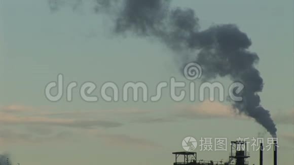 蒸汽和烟雾进入大气层视频