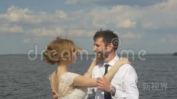 新郎新娘站在码头上接吻