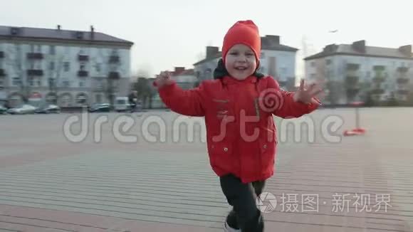 快乐的小男孩骑着滑板车