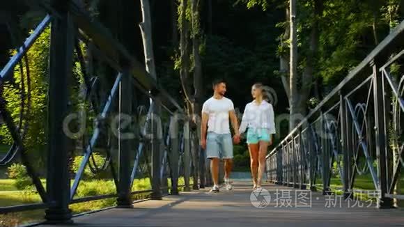 在公园里走过爱的桥梁。