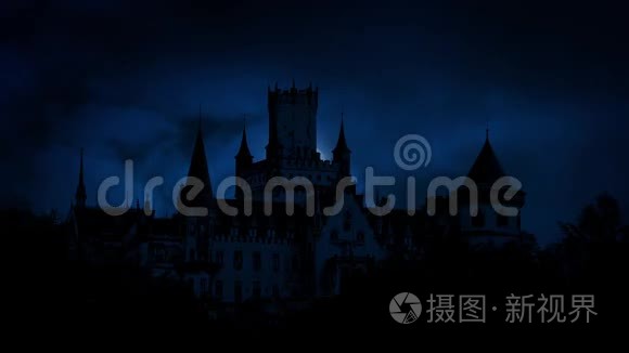 月亮在大型哥特式城堡后面升起视频