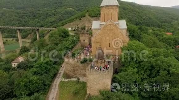 在风景如画的山脉和河流的背景下鸟瞰阿那努里格鲁吉亚城堡