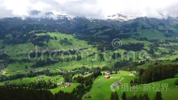 空中俯瞰小村庄。 录像。 屋内绿谷斜坡，斜坡花园