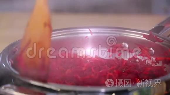 厨师在煎锅里准备甜菜视频