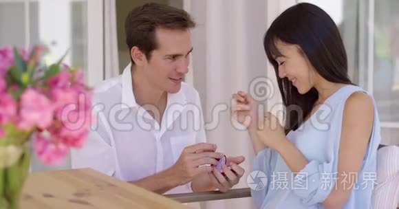 快乐的年轻女子接受婚礼求婚