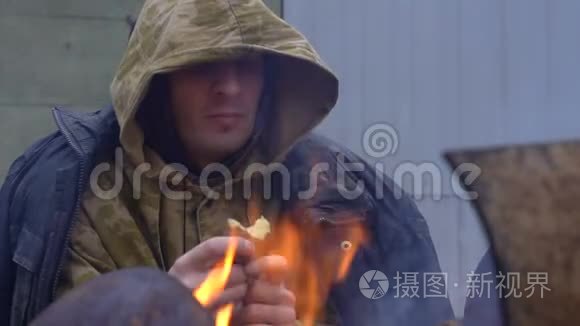 无家可归的人在火炉旁吃东西视频
