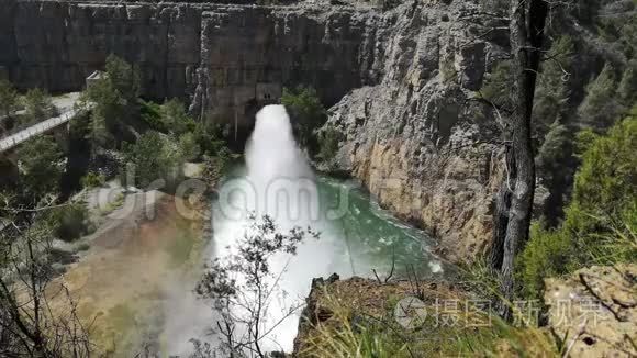 从水库流出的加压水视频