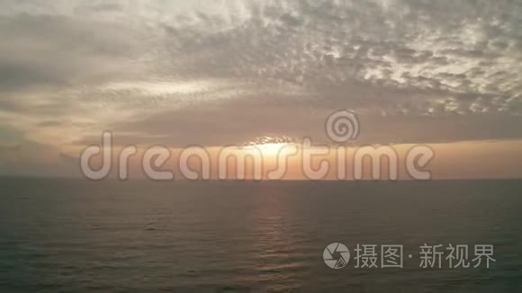 美丽的大海和日落的空中拍摄视频