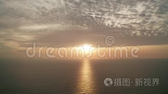 美丽的大海和日落的空中拍摄视频