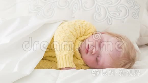 令人不安的小婴儿睡眠视频