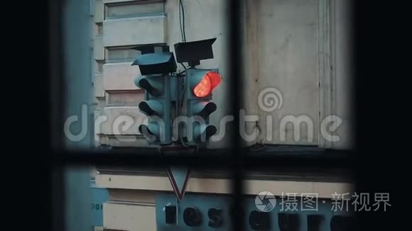 道路交通悬挂在街道的窗外视频
