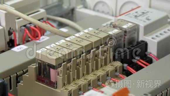 工人手检查工厂电子产品中的触点电压指示器。