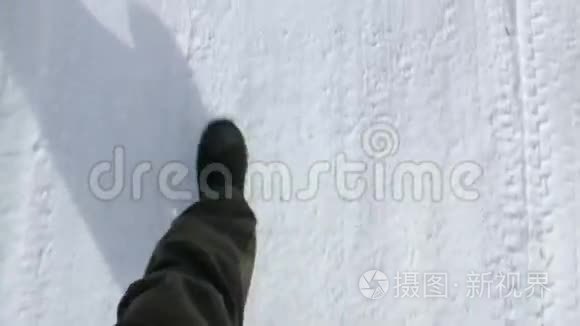 一个人走在被白雪覆盖的路上