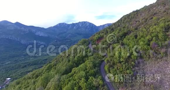 空中直升机拍摄高山上一片未被触及的森林