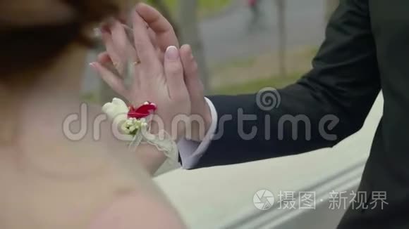新婚夫妇触摸双手的特写镜头视频