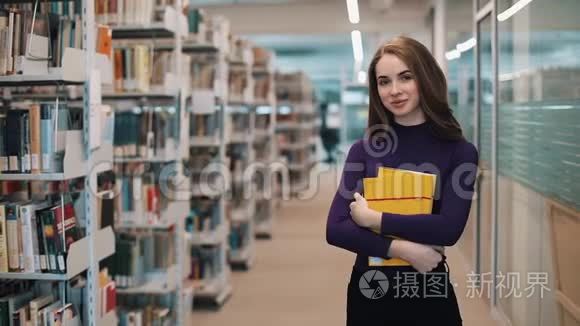 长发女孩站在图书馆的书架前微笑