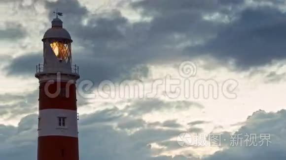 岩石热带岛屿时代灯塔上空的云视频