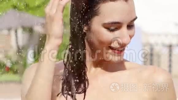 美女在洗澡时对着镜头微笑视频