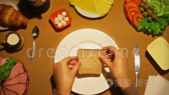 顶景女手制作露天三明治早餐视频