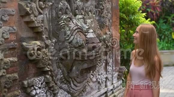 巴厘岛乌布村一位美丽的年轻女子参观普里萨伦皇家宫殿的慢镜头