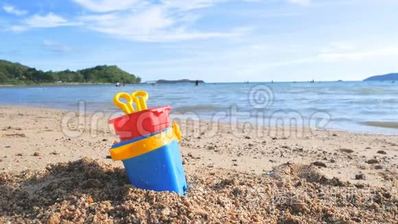 海浪沙滩上的玩具，在夏日的氛围下，选择焦点浅景