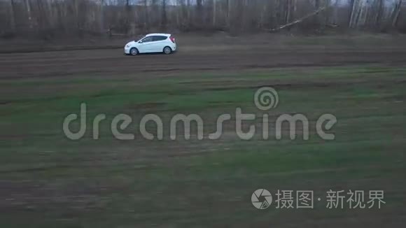 白色的汽车在田野上飞驰视频