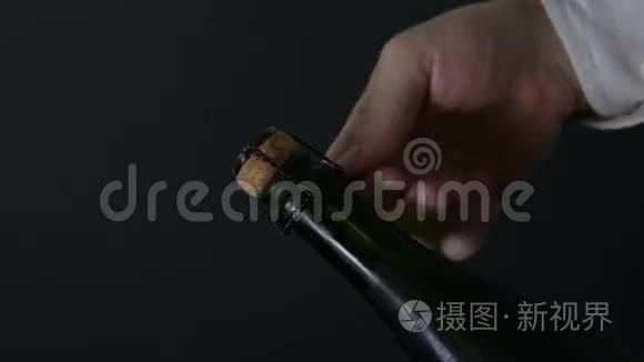 在黑色背景下开放香槟酒瓶