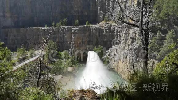 从水库流出的加压水视频