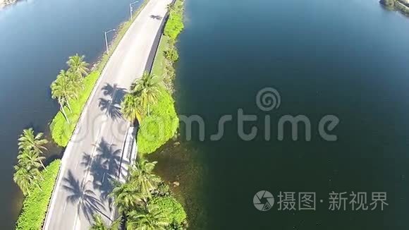 穿过湖泊的道路