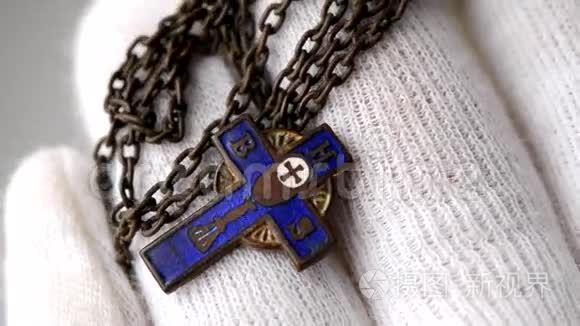 小小的蓝色基督教十字架