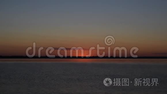 鸟儿飞过平静的湖面或河流视频