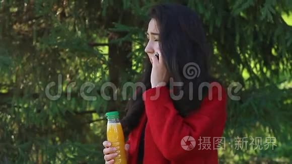 穿着红色外套的女孩用手机说话