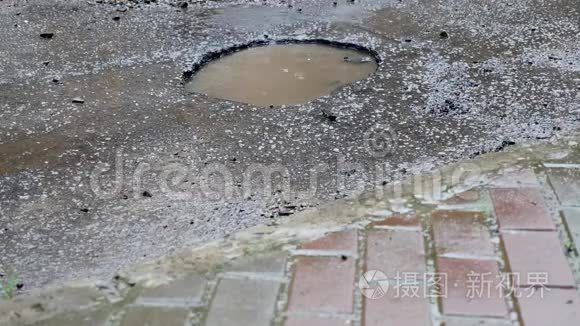 在雨天，汽车骑着一个水坑