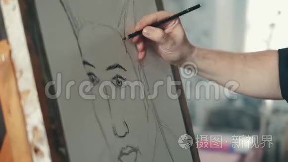这位艺术家正在用铅笔在画架上画一幅画