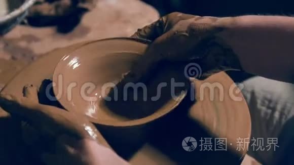 工匠手在制作陶土碗的过程中